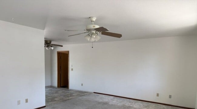 Building Photo - 2 Bedroom 1 Bath Contact Property Pros Property Management