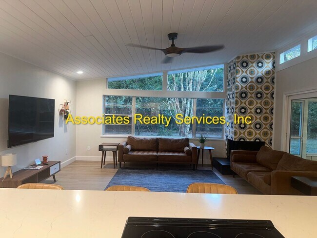 Foto del edificio - 3 Bed/2 Bath Spacious Home in Mason Manor! Screened Porch and Fenced Backyard!!!
