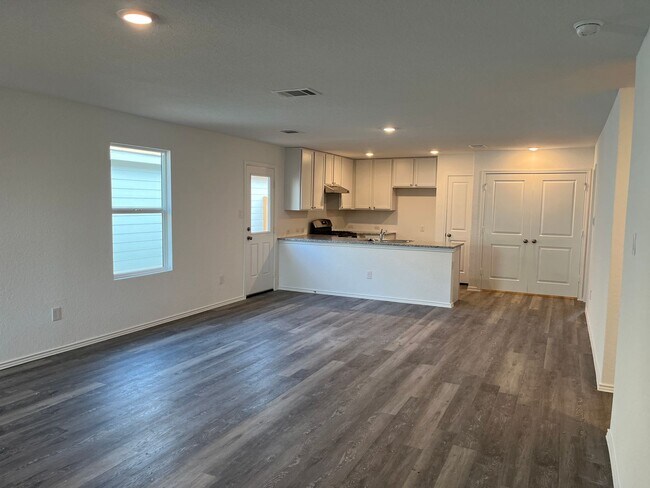 Building Photo - 3 Bedroom 2 bath In Navarro Ranch