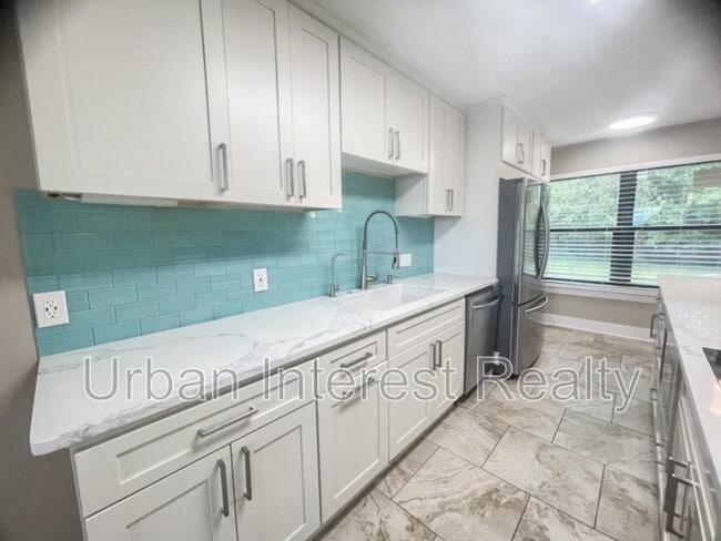 Building Photo - 802 E Pine Forest Dr