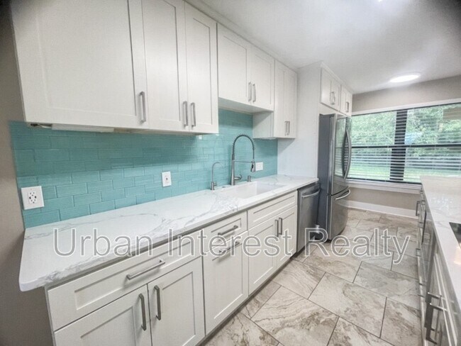 Foto del edificio - 802 E Pine Forest Dr