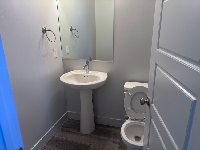 Foto del edificio - 4 bed | 2 1/2 bath | 2 car garage in Desert Canyon with washer/dryer/fridge