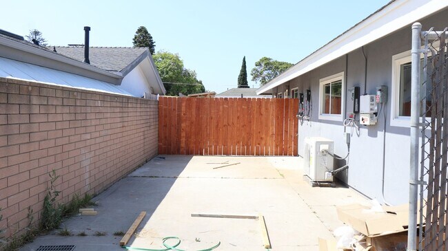 Foto del edificio - 2 bedrooms 2 baths corner home in Imperial Beach.