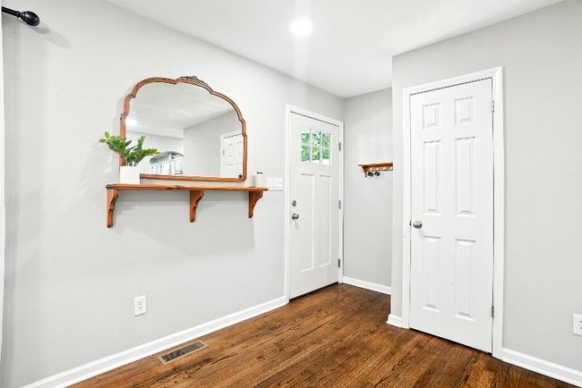 Building Photo - 1166 E Lois Ct