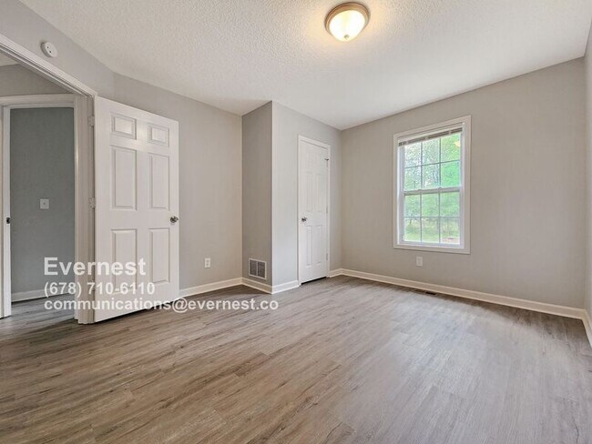 Foto del edificio - 32 Saddle Ln NW