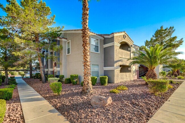 Foto del edificio - Charming 3 Bedroom Upstairs Condo in a Gat...