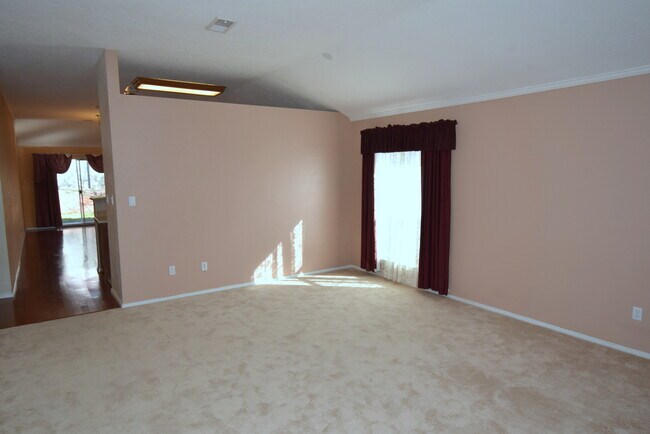 Building Photo - 3 Bed 2 Bath 1700 SF