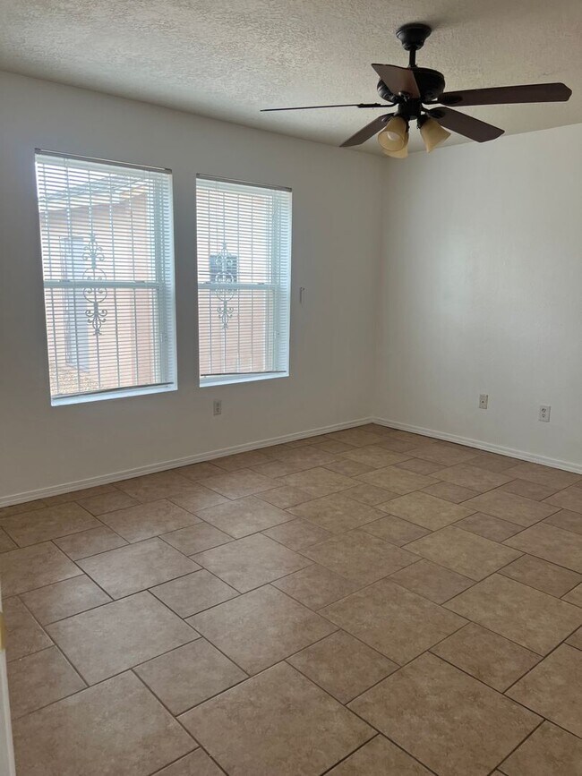 Foto del edificio - Spacious 4 Bedroom Home Ready for Immediat...