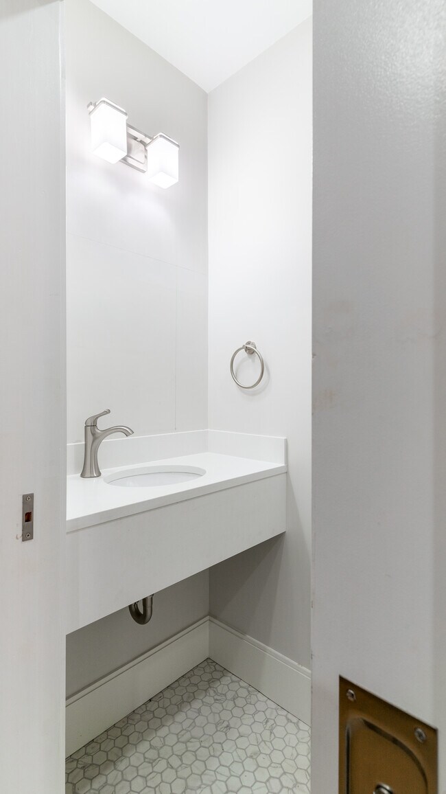 Building Photo - 232 Clarendon St