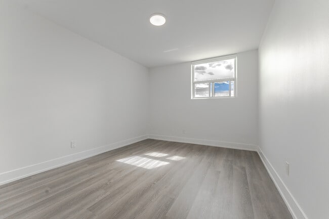 Building Photo - 2 Secord Ave