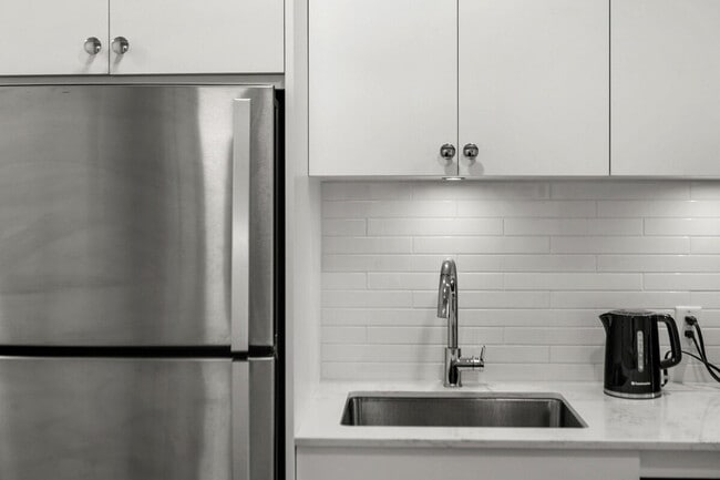 Photo du bâtiment - 455-451 1 Ave NE