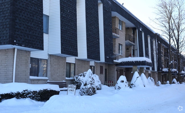 Building Photo - Esquire Village