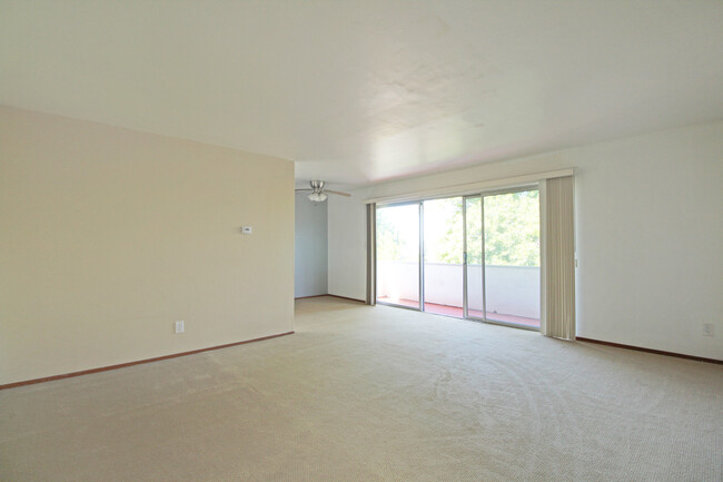 Building Photo - Spacious Updated 2bd/2ba Condo Near UC Ber...