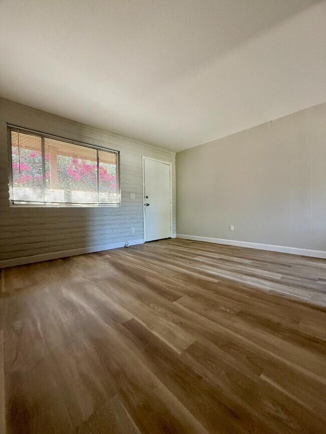 Foto del edificio - 825 E 5th St