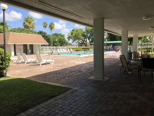 Foto del edificio - 5510 Lakewood Cir N