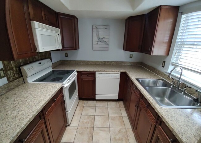 Foto del edificio - Charming 2 Bedroom/2 Bathroom with Sunroom...