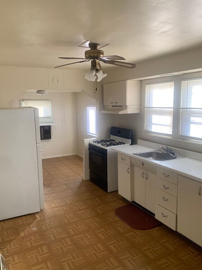 Building Photo - 630 N Stephens Ave