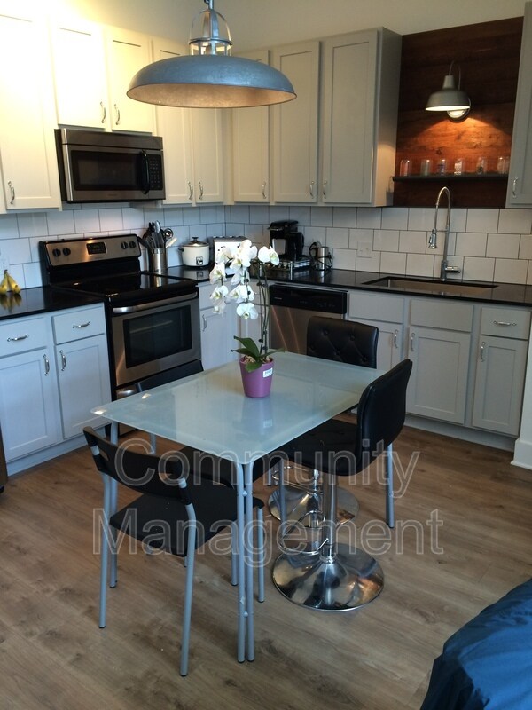 Foto principal - 333 E Boyd Dr
