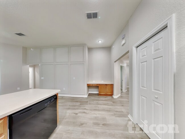 Building Photo - 921 Kingfisher Dr