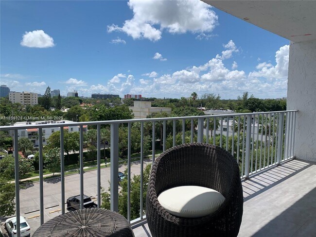 Foto del edificio - 650 NE 64th St