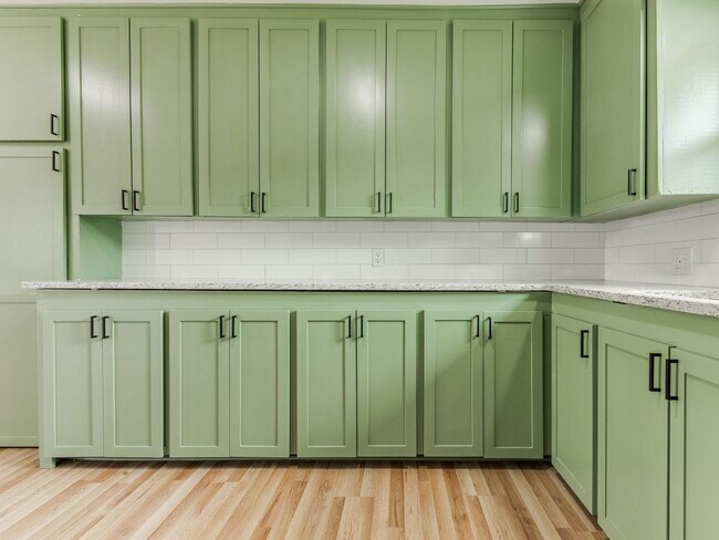 Foto del edificio - Stylishly Remodeled 2-Bedroom Home!! **Mov...