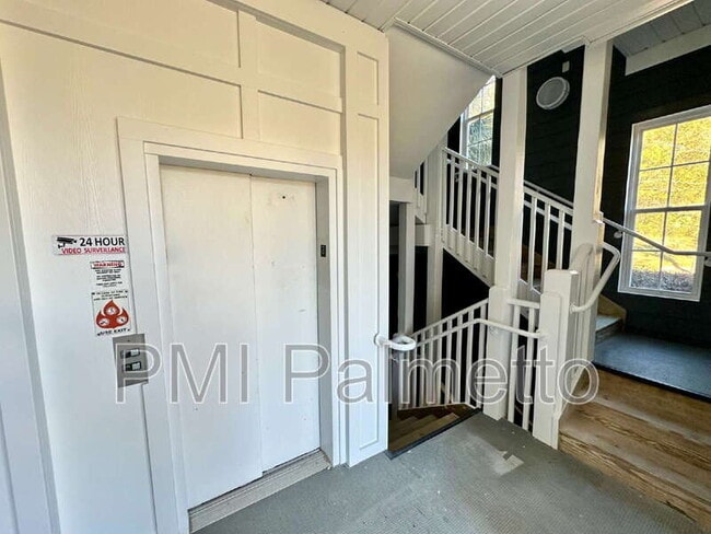 Building Photo - 120 Breezes Dr