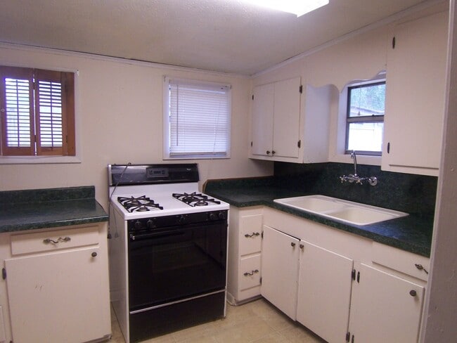 Building Photo - ****1711 Henry - Pineville off Claiborne St.