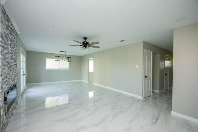 Foto del edificio - 445 E Castle Harbour Dr