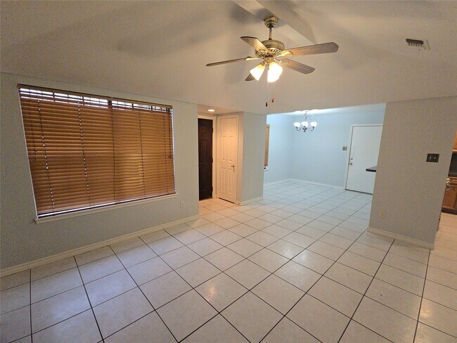 Foto del edificio - 13806 Long Glen Dr