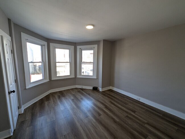 Building Photo - Gorgeous Home - Carroll Park