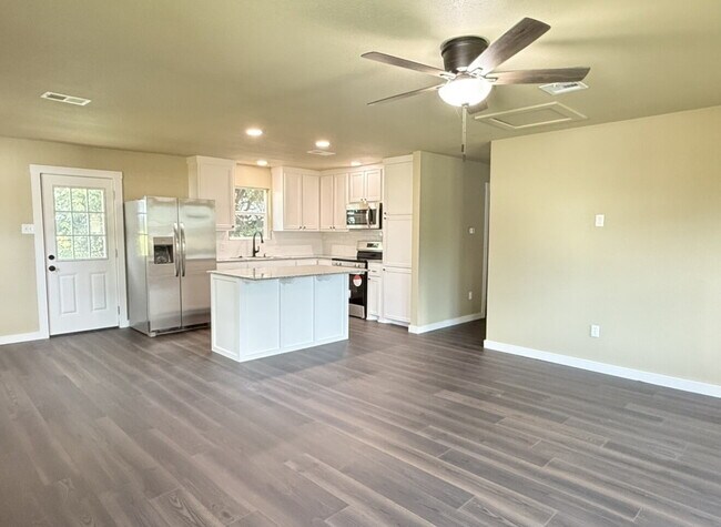 Foto del edificio - "Charming 2-Bed, 1-Bath Retreat in Lott, TX – 1000 Sq Ft of Cozy Living!"