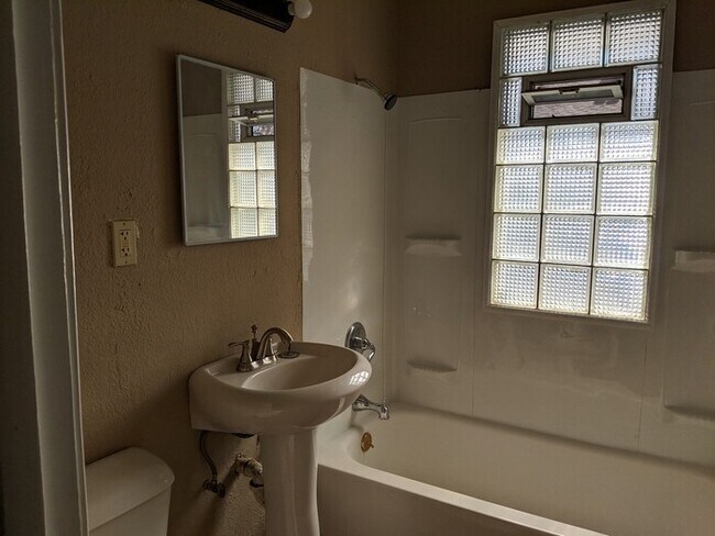 Building Photo - Renovated Duplex