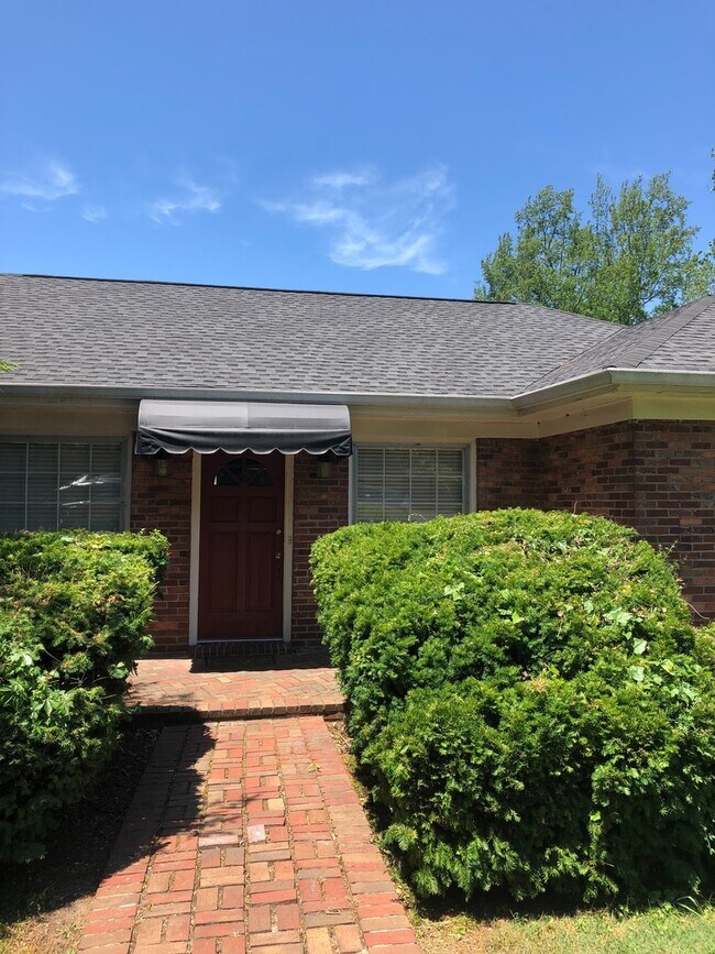 Building Photo - 2819 White Oak Dr