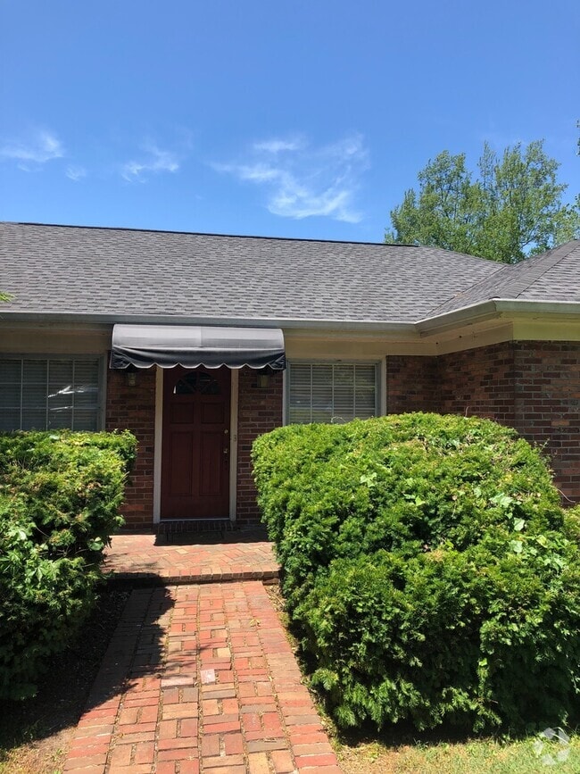 Building Photo - 2819 White Oak Dr