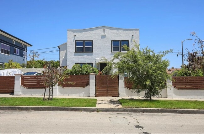 Foto del edificio - 4135 W 22nd Pl