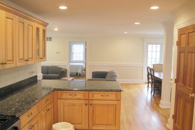 Building Photo - 16 King St