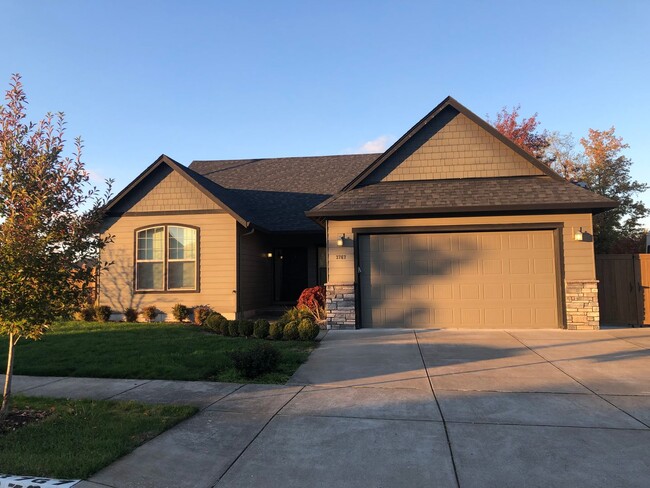 Building Photo - Beautiful custom 4 bedroom 2 bathroom  hou...