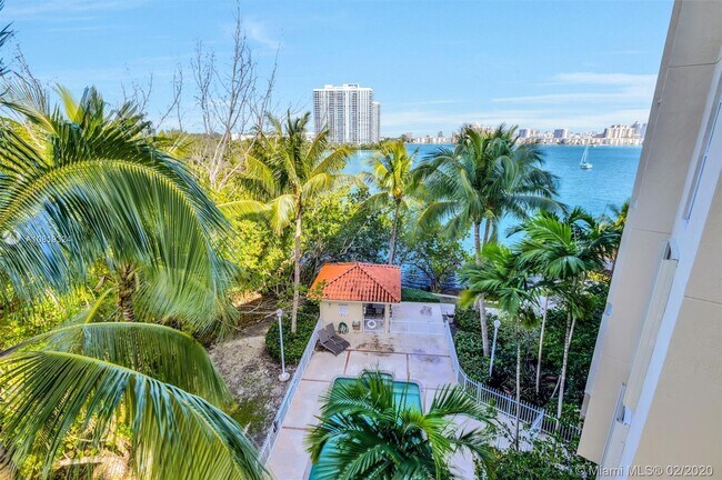 Foto del edificio - 16590 NE 26th Ave