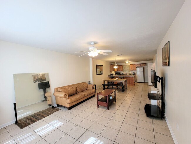 Foto del edificio - Large 4 bedroom town home with ceramic til...