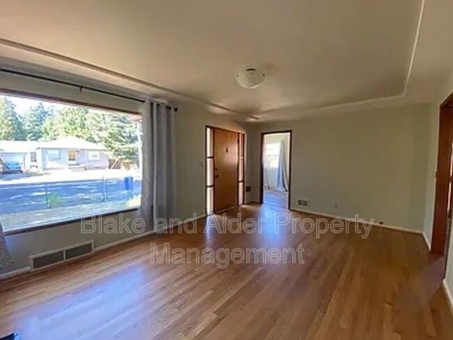 Building Photo - 6410 NE 33rd Ave