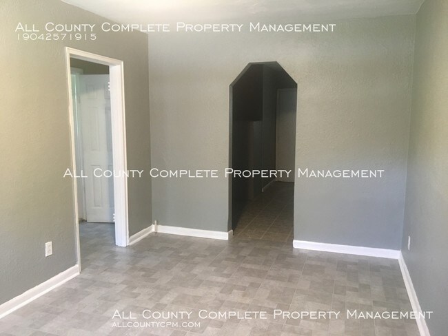 Building Photo - Two-Bedroom Triplex Unit - Water Included!