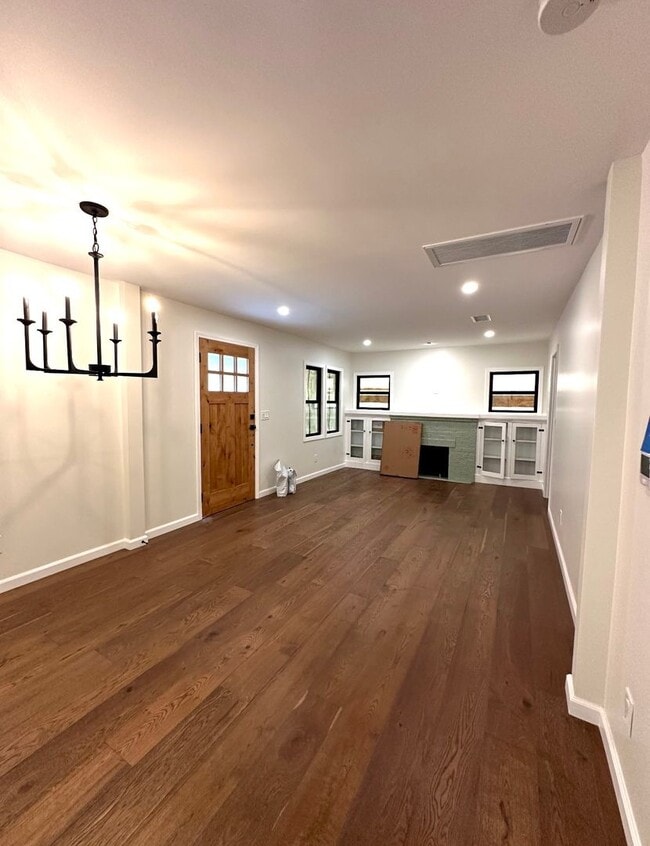 Photo - Craftsman Charmer 2 Bedroom 1 1/2 bath (Back yard not included) House