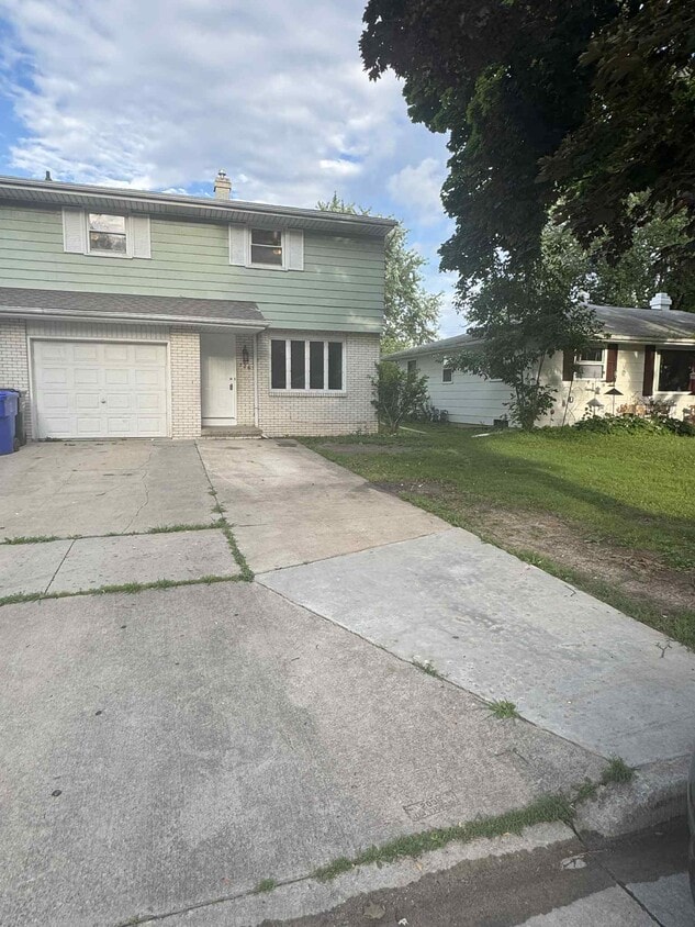 Primary Photo - 726 N Fernmeadow Dr