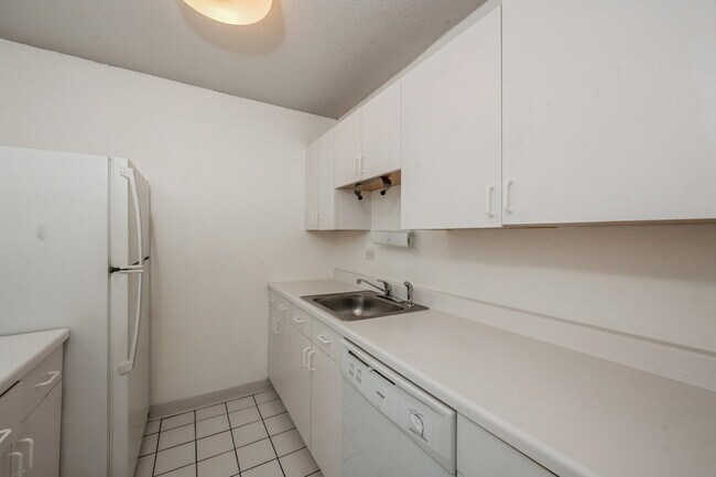 Foto del edificio - 2740 N Pine Grove Ave