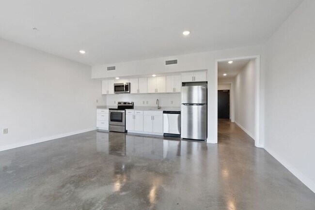 Building Photo - 3100 Banks St