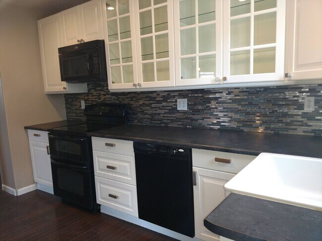 Foto del edificio - ALL PROSPECTIVE TENANTS MUST SUBMIT A $58 ...