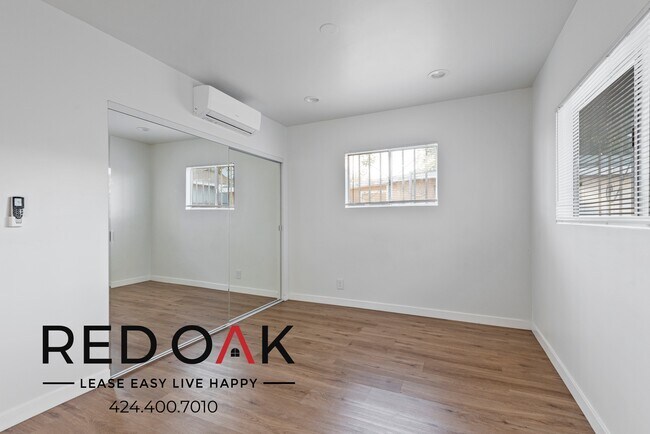 Foto del edificio - Stunning Three Bedroom Walk-up with Stylis...