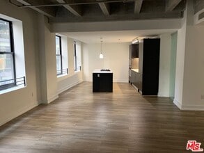 Building Photo - 727 W 7th St