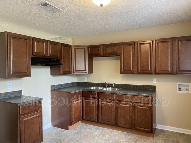 Building Photo - 23 Hiland Pl
