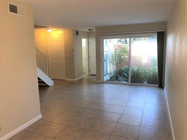 Foto del edificio - Remodeled Townhome in the Irvington neighborhood of Fremont - Beautiful from head to toe!